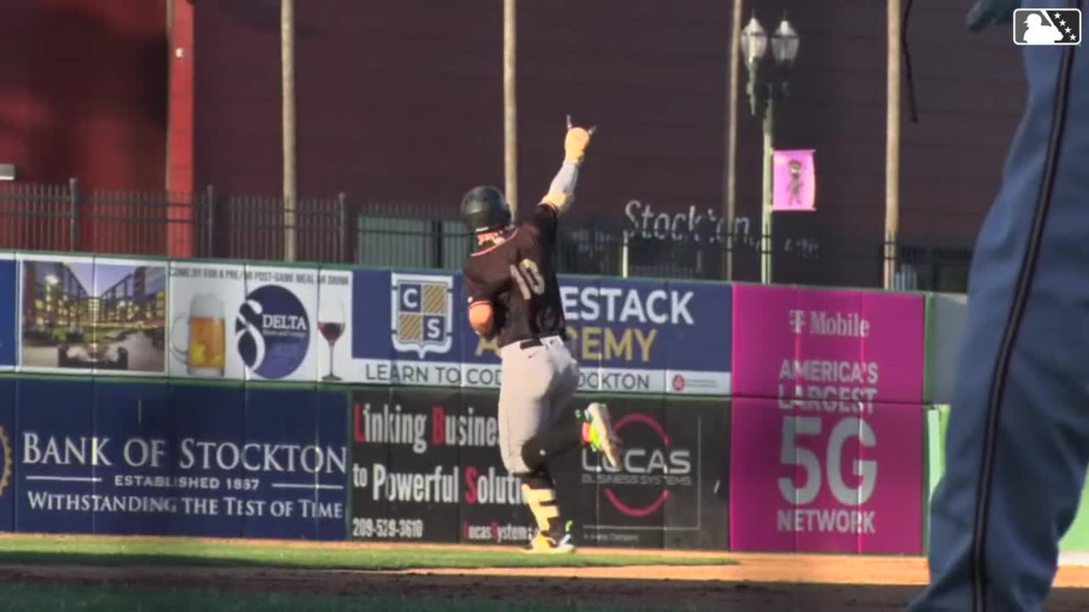 Luis Suisbel knocks a threerun homer 05/30/2024