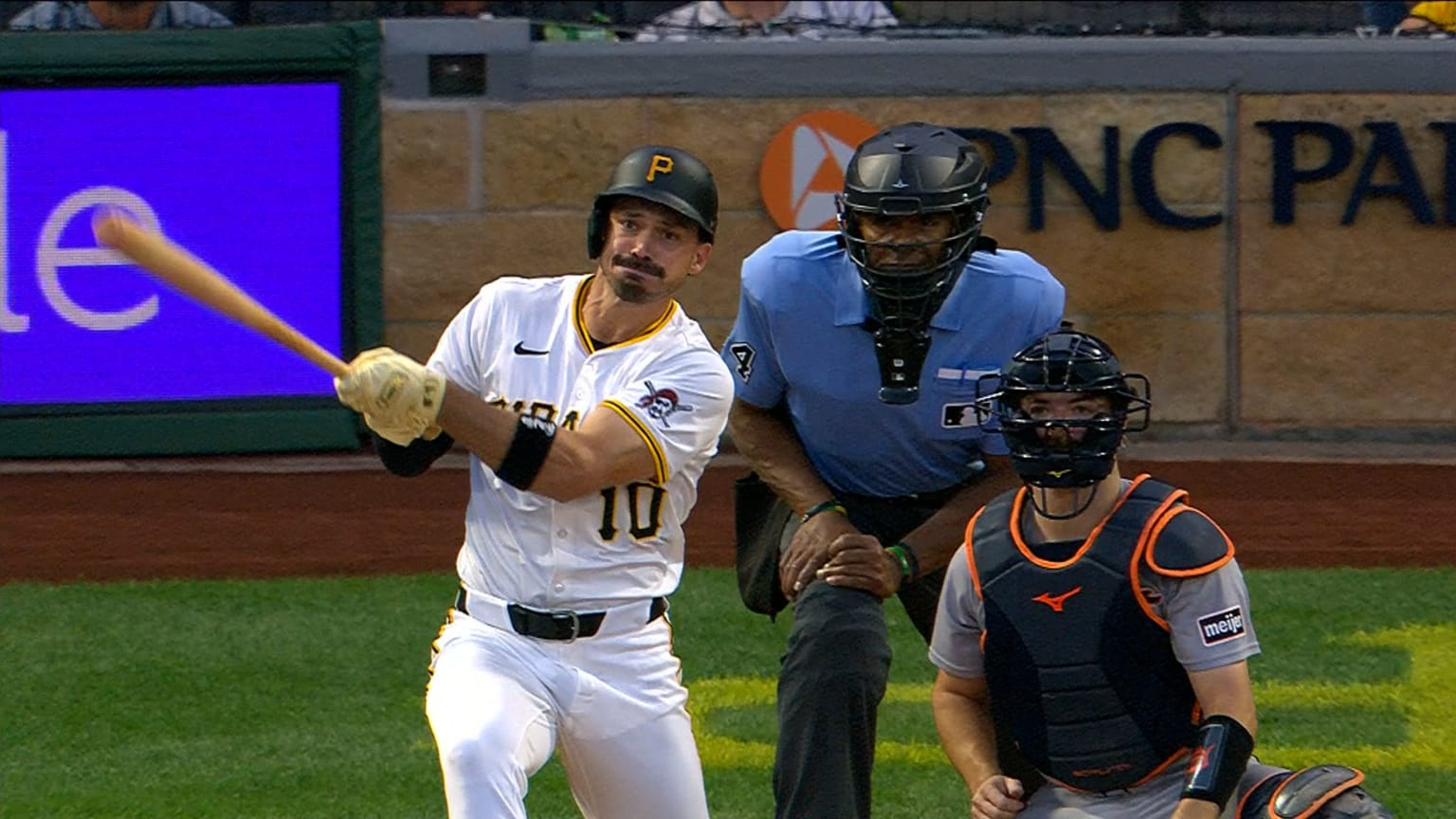 Bryan Reynolds' second RBI single | 07/22/2025 | MLB.com