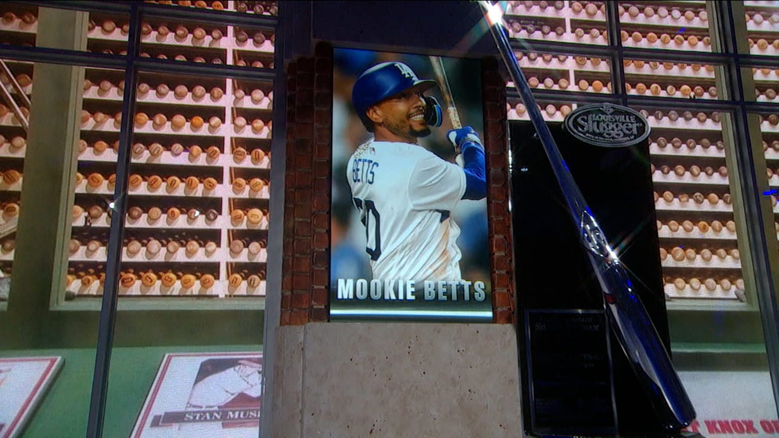 Mookie Betts wins 2023 NL Silver Slugger Award 11/09/2023 Los