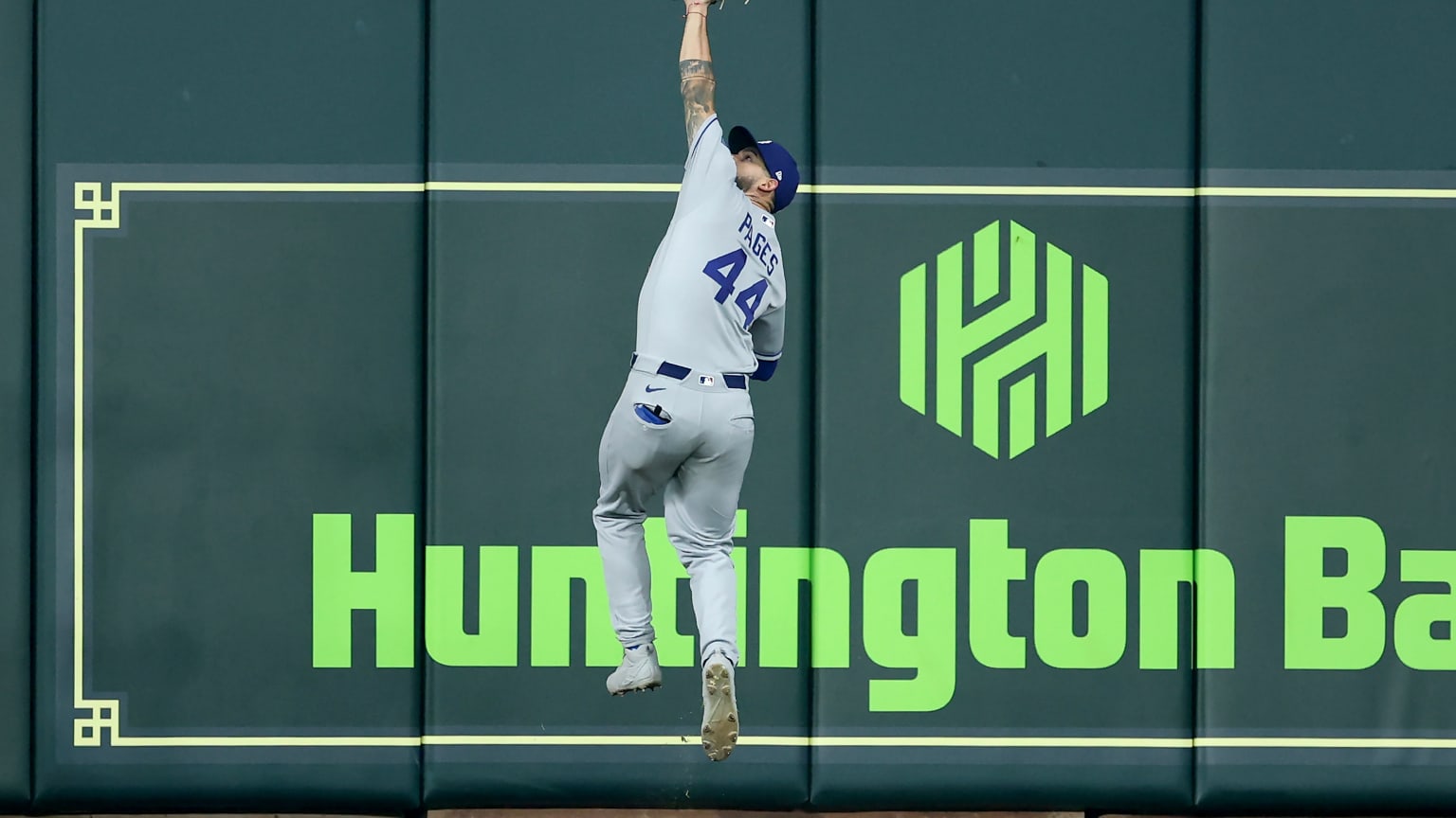 Andy Pages' great leaping grab | 05/06/2026 | Los Angeles Dodgers