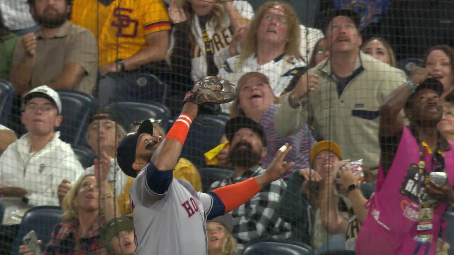 Jon Singleton's falling catch into the net | 09/17/2024 | Houston Astros