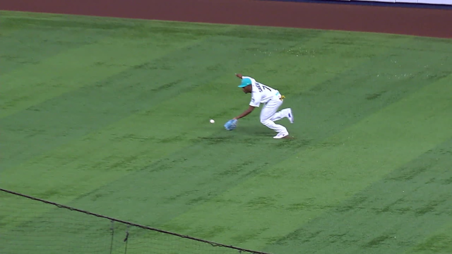Sánchez makes a shoestring diving catch in right | 09/22/2023 | Miami ...