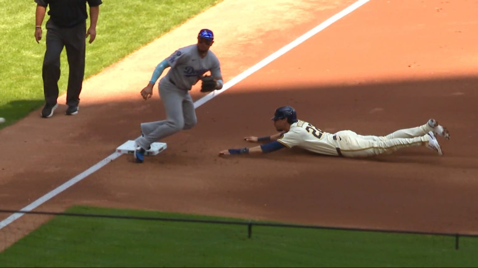 Christian Yelich and Isaac Collins' double steal | 07/09/2025 ...