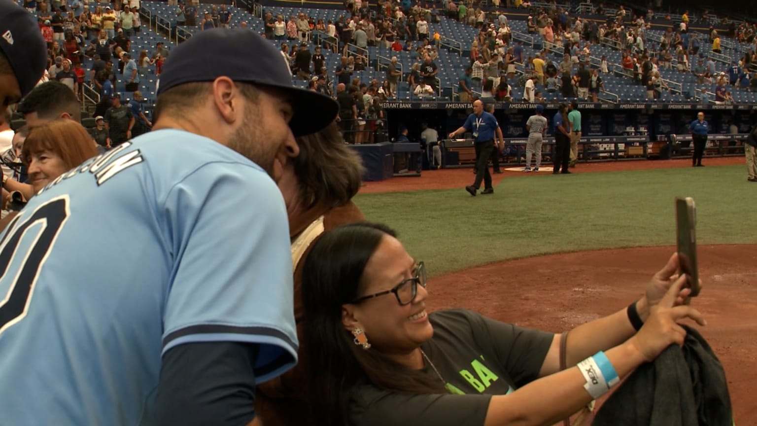 City Connect grand prize winners get autographs 09/22/2024 Tampa
