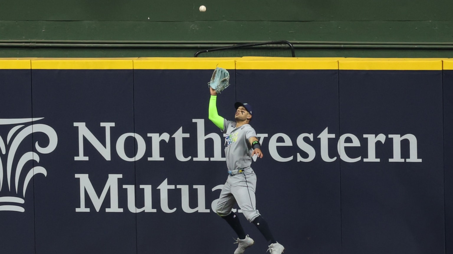 Víctor Mesa Jr. salta y la atrapa | 24/10/2026 | Los Brewers de Milwaukee