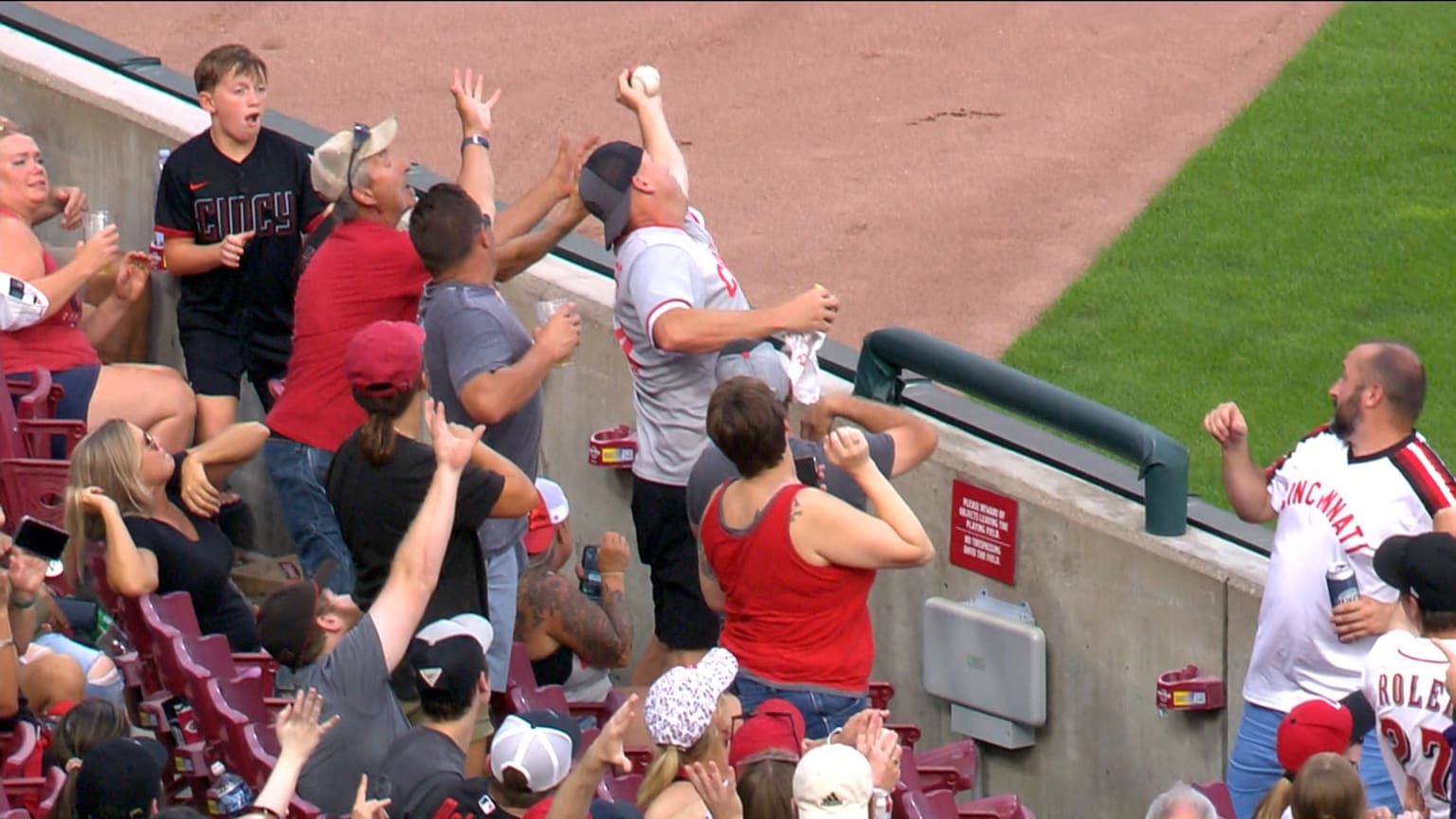 Fan makes nice catch at Reds game | 08/11/2025 | MLB.com