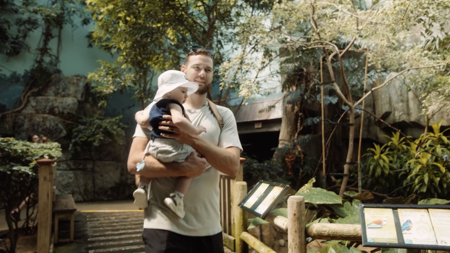 Adrian Houser goes to the Milwaukee Zoo with family | 07/25/2023