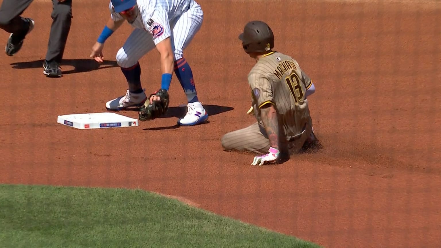 Brandon Nimmo throws out Manny Machado | 09/18/2025 | San Francisco Giants