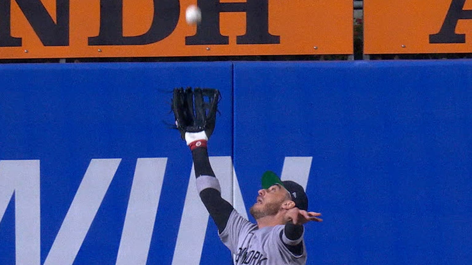 Gran atrapada en salto de Cody Bellinger | 24/07/2026 | Los Yankees de ...