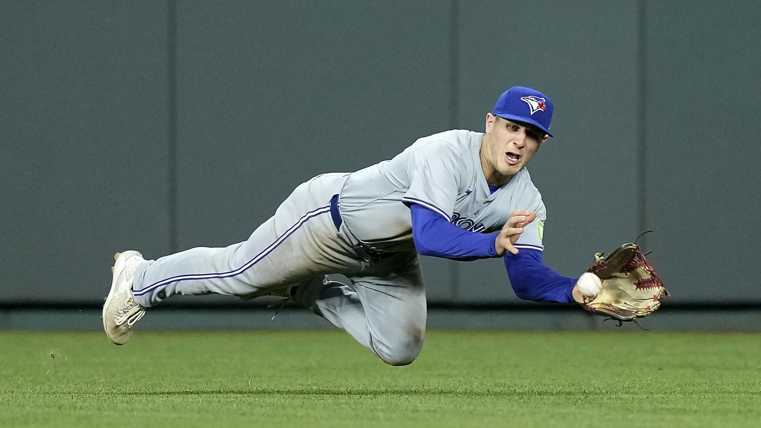 Daulton Varsho makes a diving grab