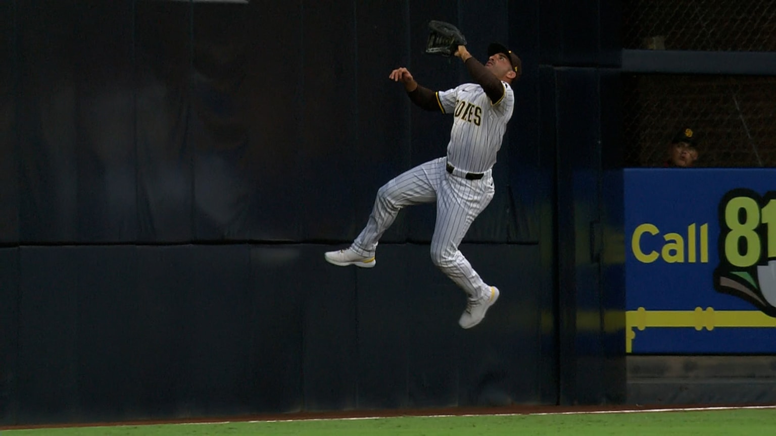 Ramón Laureano's leaping catch in foul territory | 09/11/2025 | San ...
