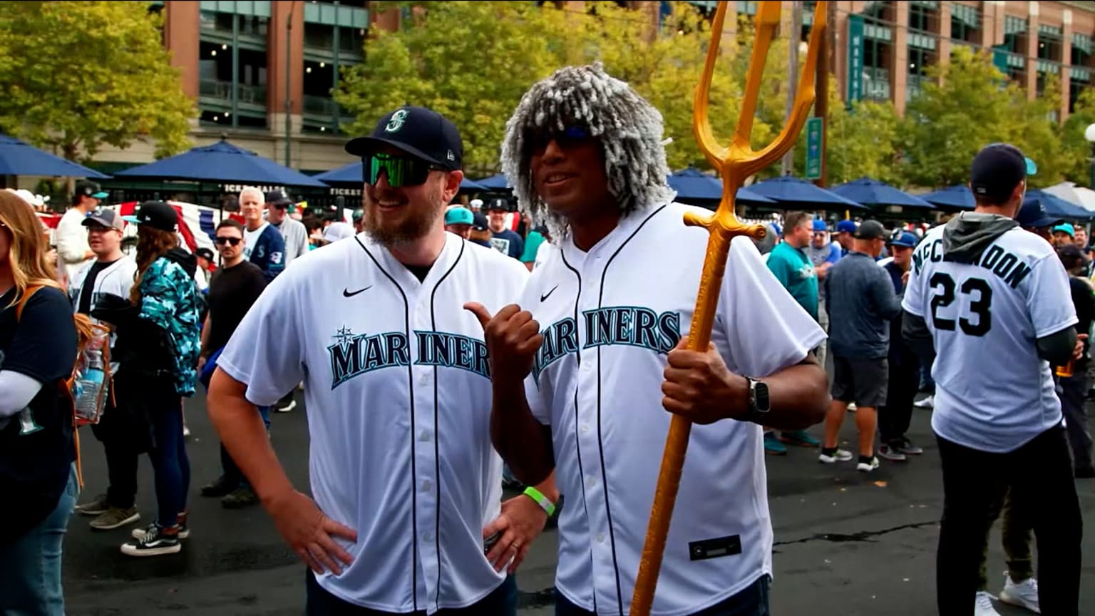 Bernie Williams goes undercover in Seattle for ALDS | 10/08/2025 ...