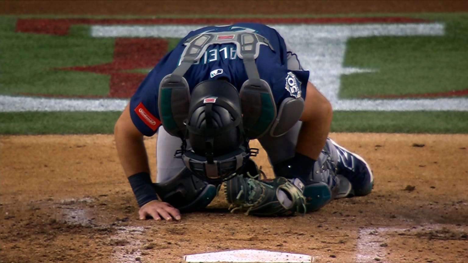 Cal Raleigh checked on after being hit in the groin | 04/06/2026 ...