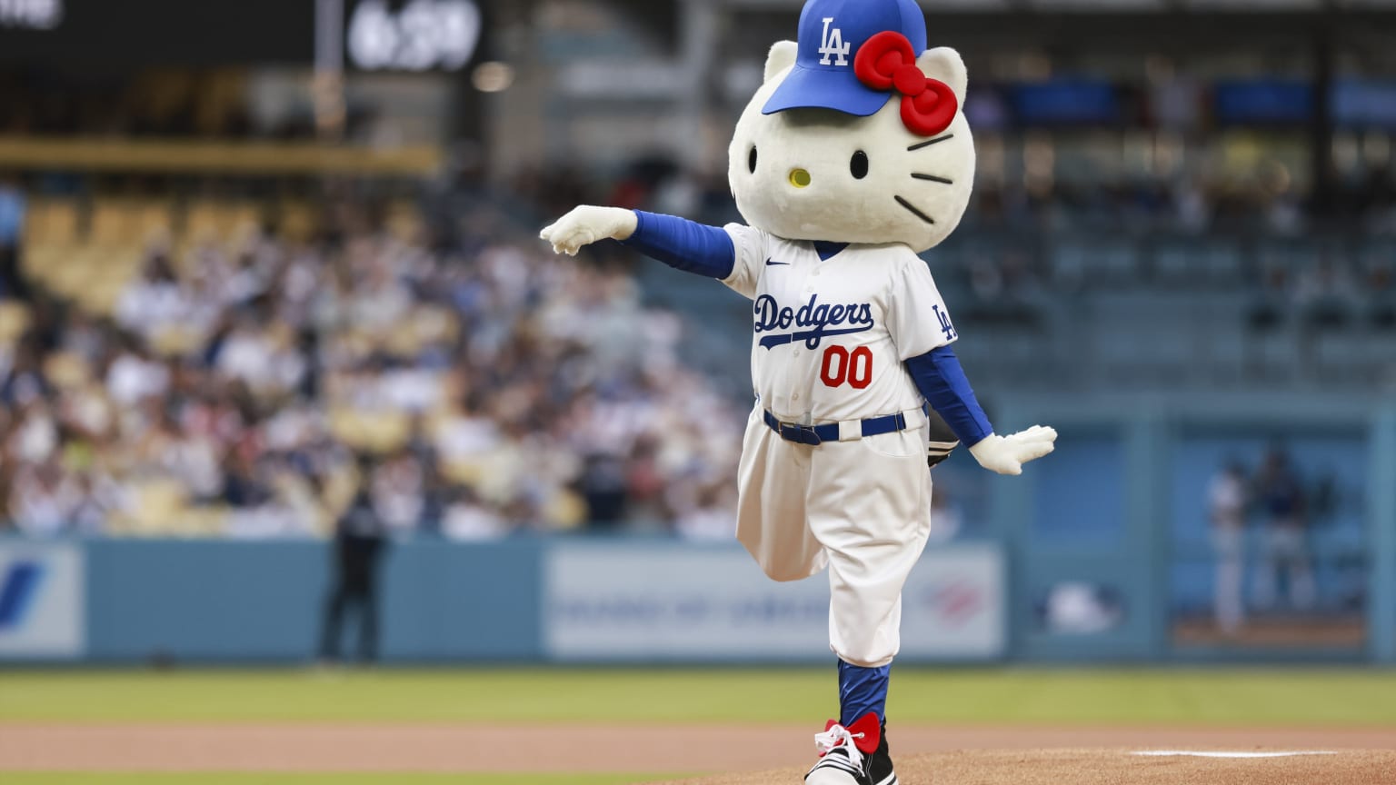 Hello Kitty throws out the first pitch for Dodgers | 08/12/2026