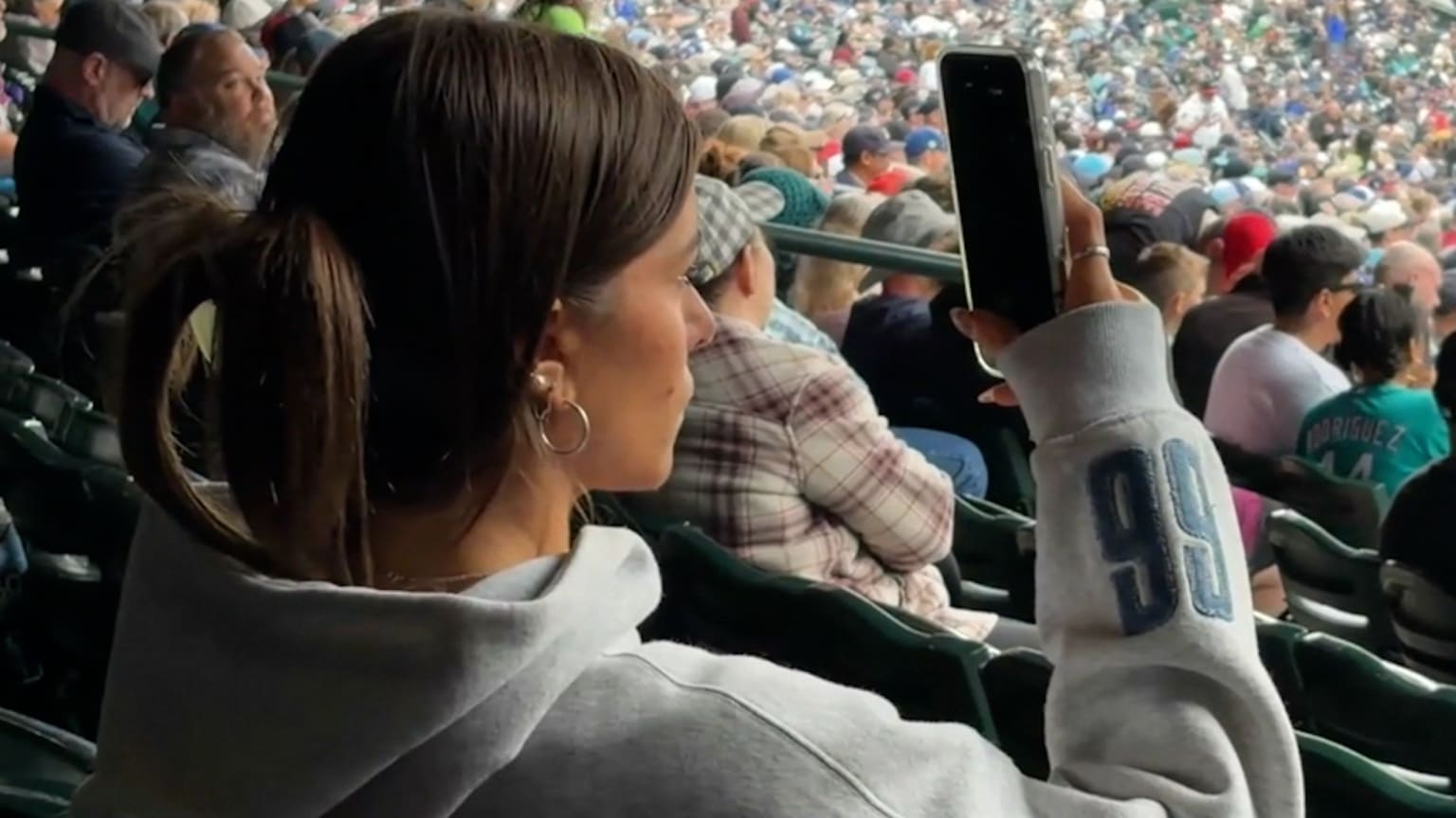Grant Holmes' sister films Jim Jarvis' at-bat | 05/06/2026 | Atlanta Braves