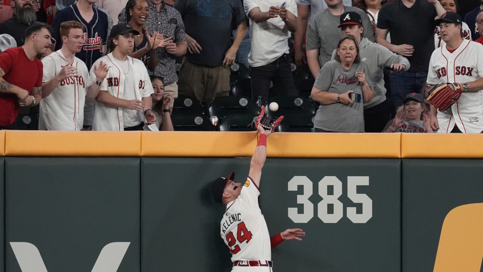 Jarred Kelenic robs Garrett Cooper of a home run 05/08/2024 Atlanta