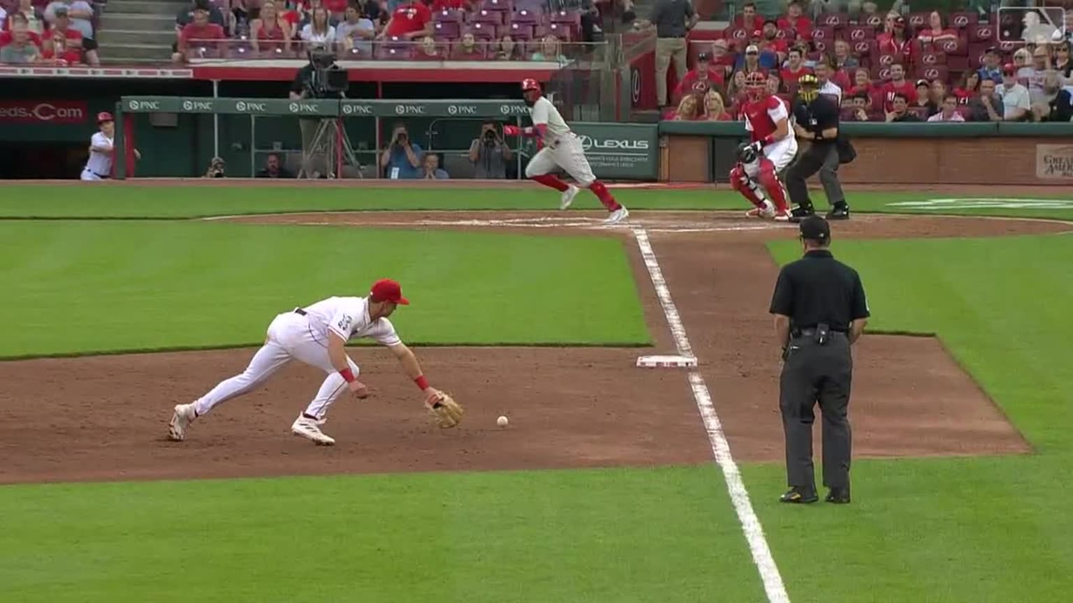 Steer lays out to snag the grounder, gets runner | 04/13/2023 ...