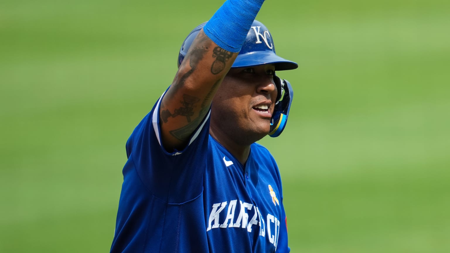 Salvador Perez hammers a two-run home run to extend the Royals' lead to 5-0 in the bottom of the 3rd inning