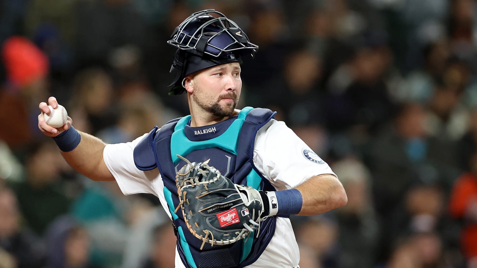 Cal Raleigh wins Gold Glove, AL Platinum Glove Award 11/04/2024