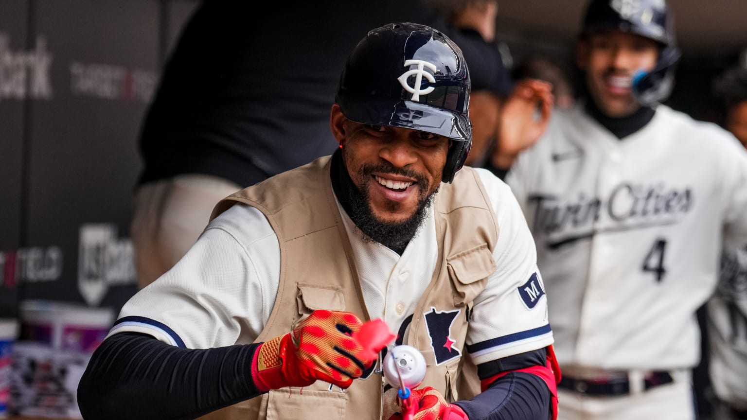 Twins celebrate home runs with fishing vest and pole | 06/25/2023