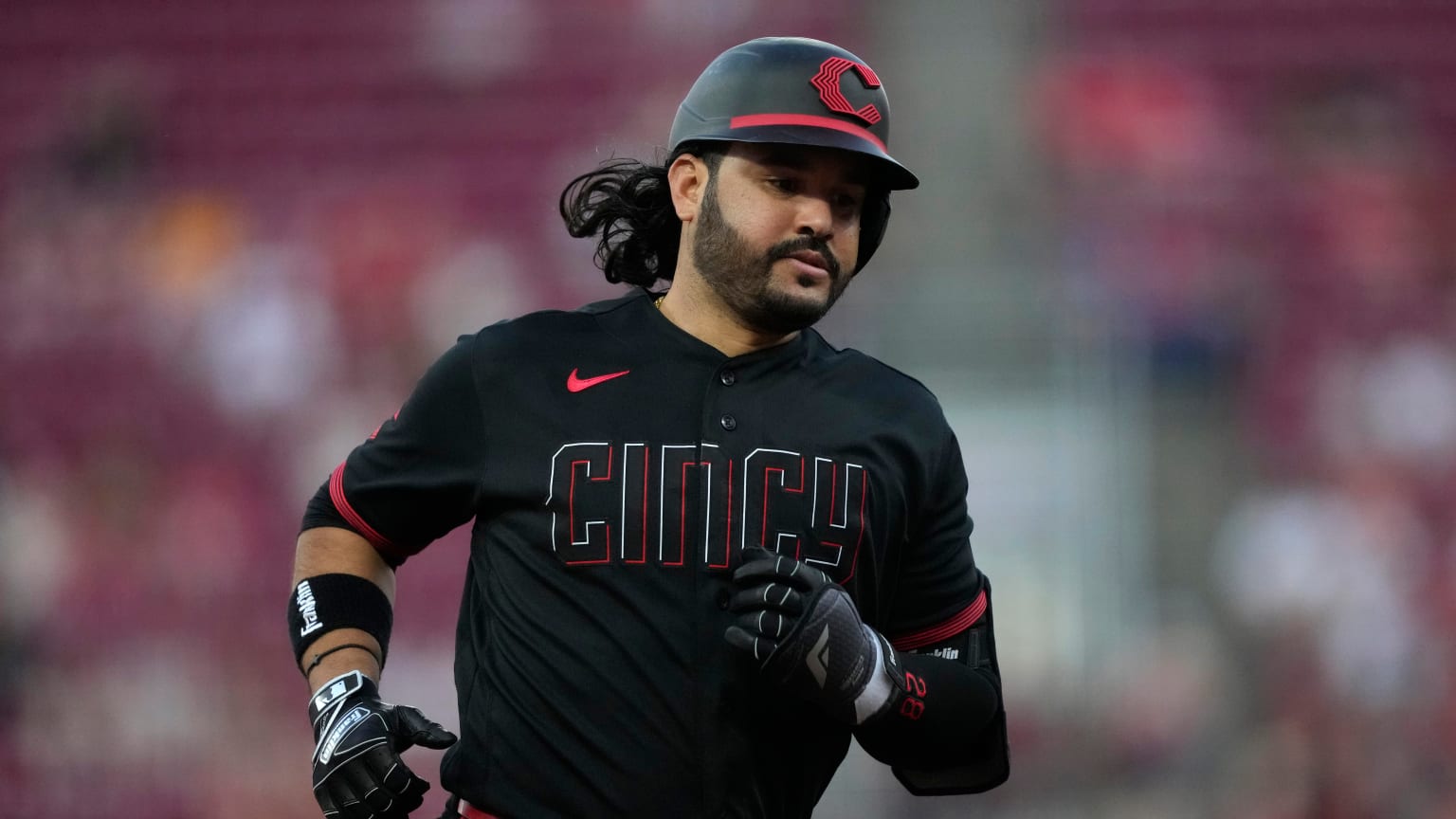 Eugenio Suárez belts a huge three-run home run to center field to give the Reds the lead in the bottom of the 3rd inning