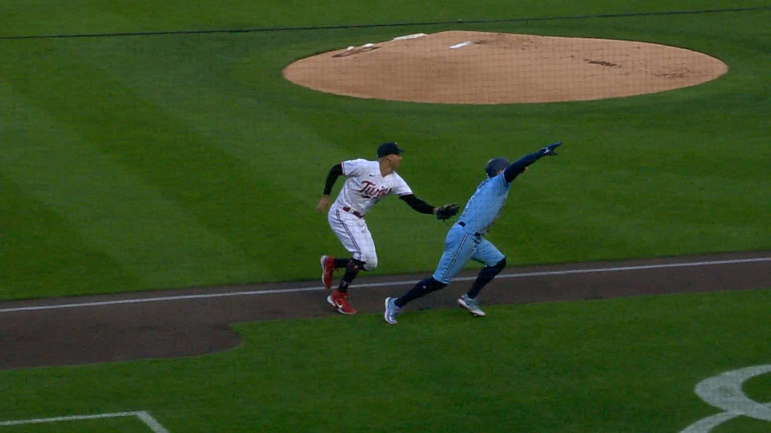 twins-turn-a-wild-double-play-to-end-the-1st-05-26-2023-minnesota-twins