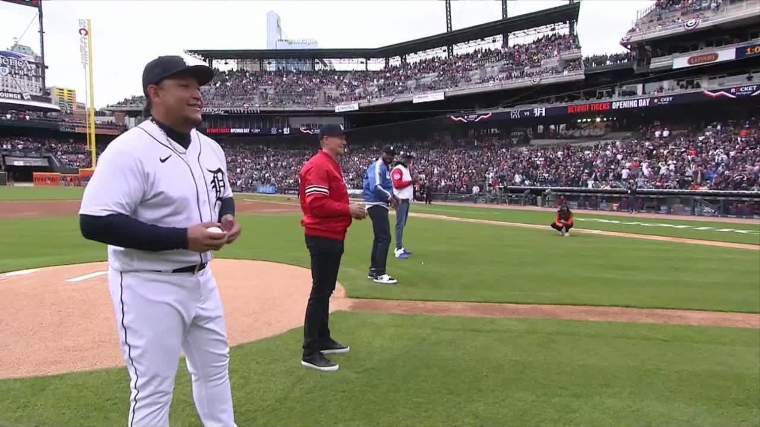 Detroit legends throw first pitches, Cabrera honored 04/06/2023