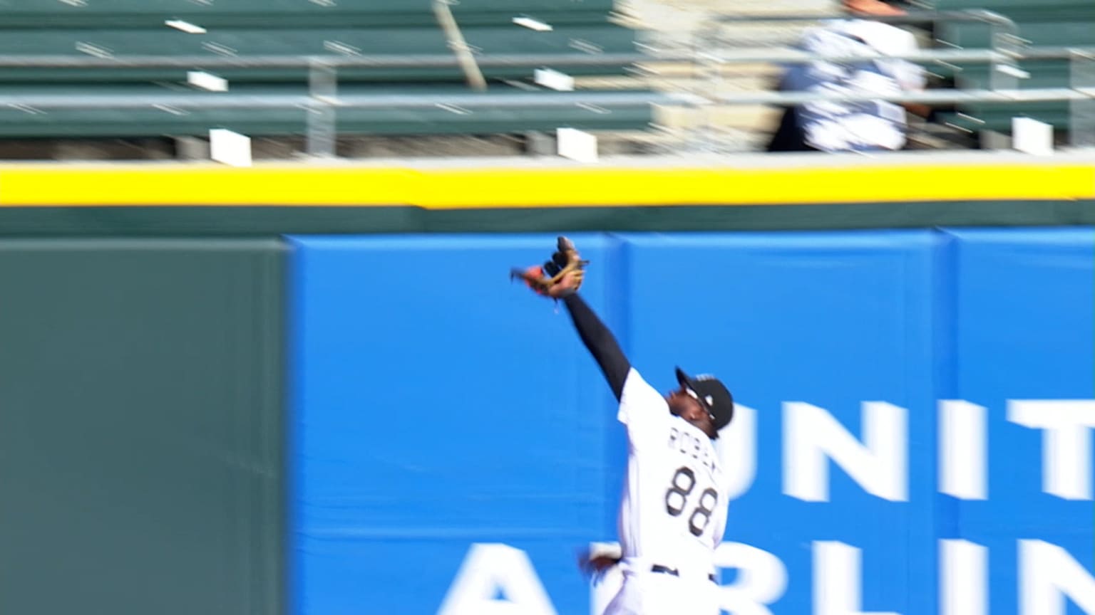 Luis Robert Jr.'s smooth catch, 06/25/2023