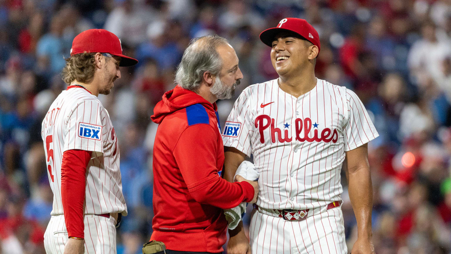 Ranger Suárez is struck by comebacker, leaves game