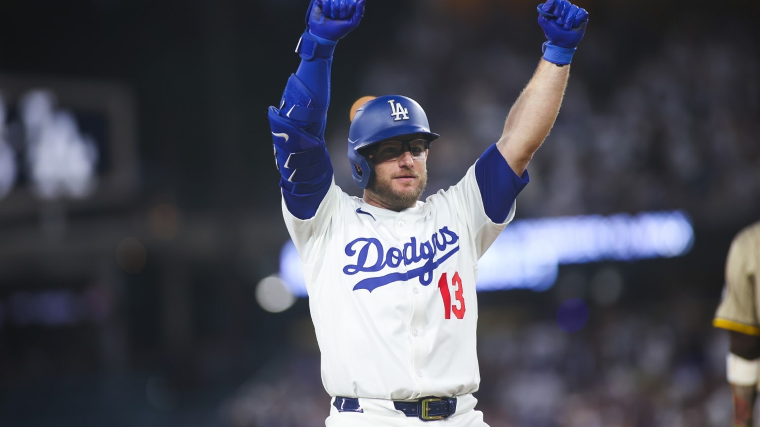 Max Muncy triples to lead off the 5th inning | 06/18/2025