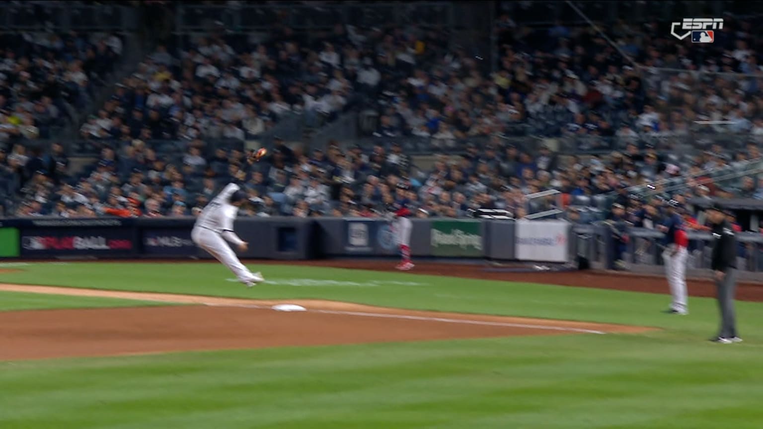Marwin Gonzalez's leaping catch | 09/25/2022 | New York Yankees