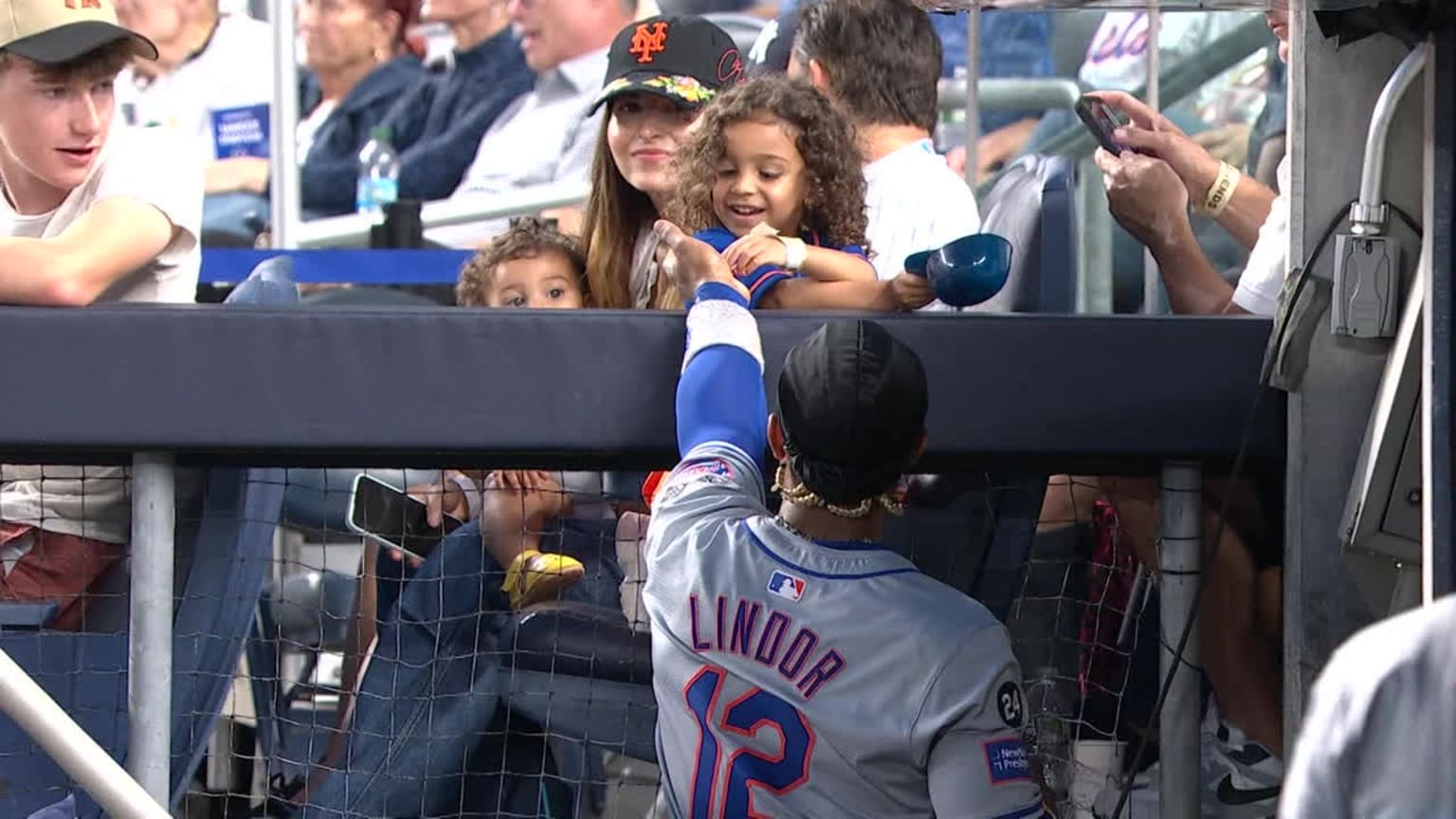 Francisco Lindor shares a moment with his daughter 07/24/2024 New