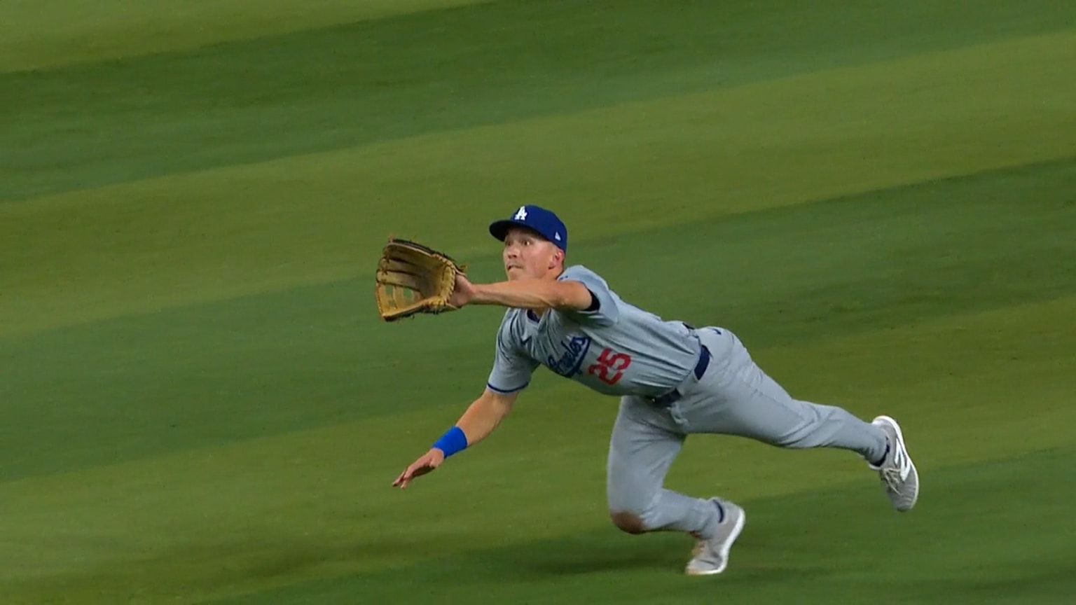 Tommy Edman lays out for a great catch | 08/31/2024 | Los Angeles
