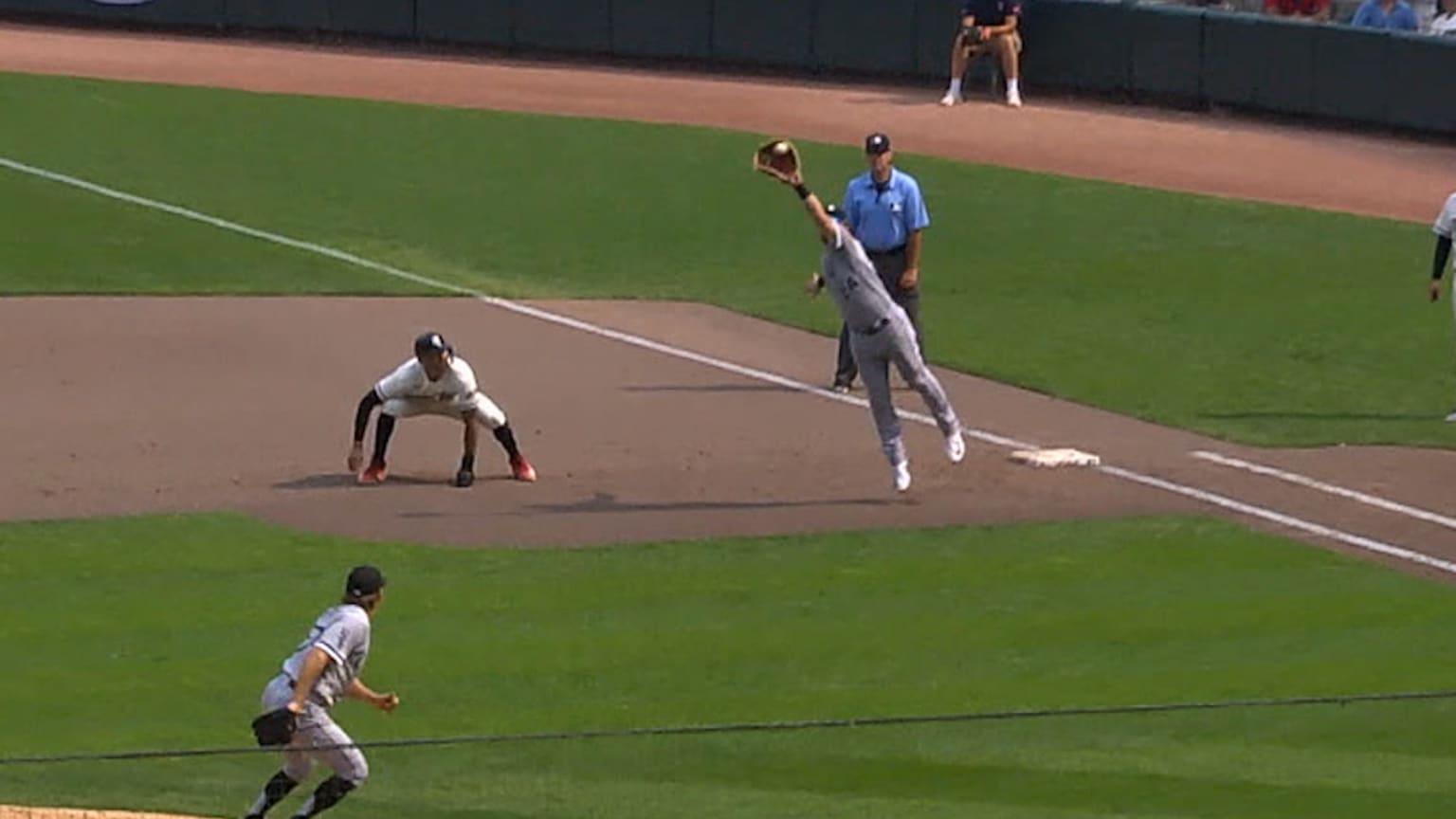 Grandal makes a leaping catch to keep the game tied | 07/23/2023 ...