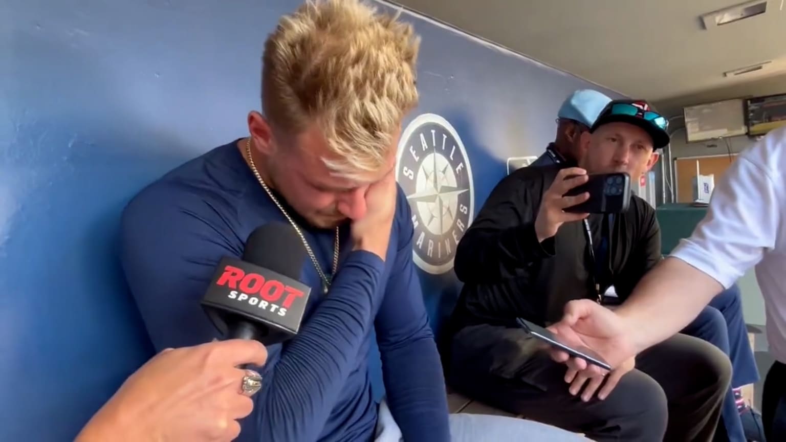 Mariners' Jarred Kelenic breaks his foot kicking a water cooler, makes  emotional apology to team, MLB