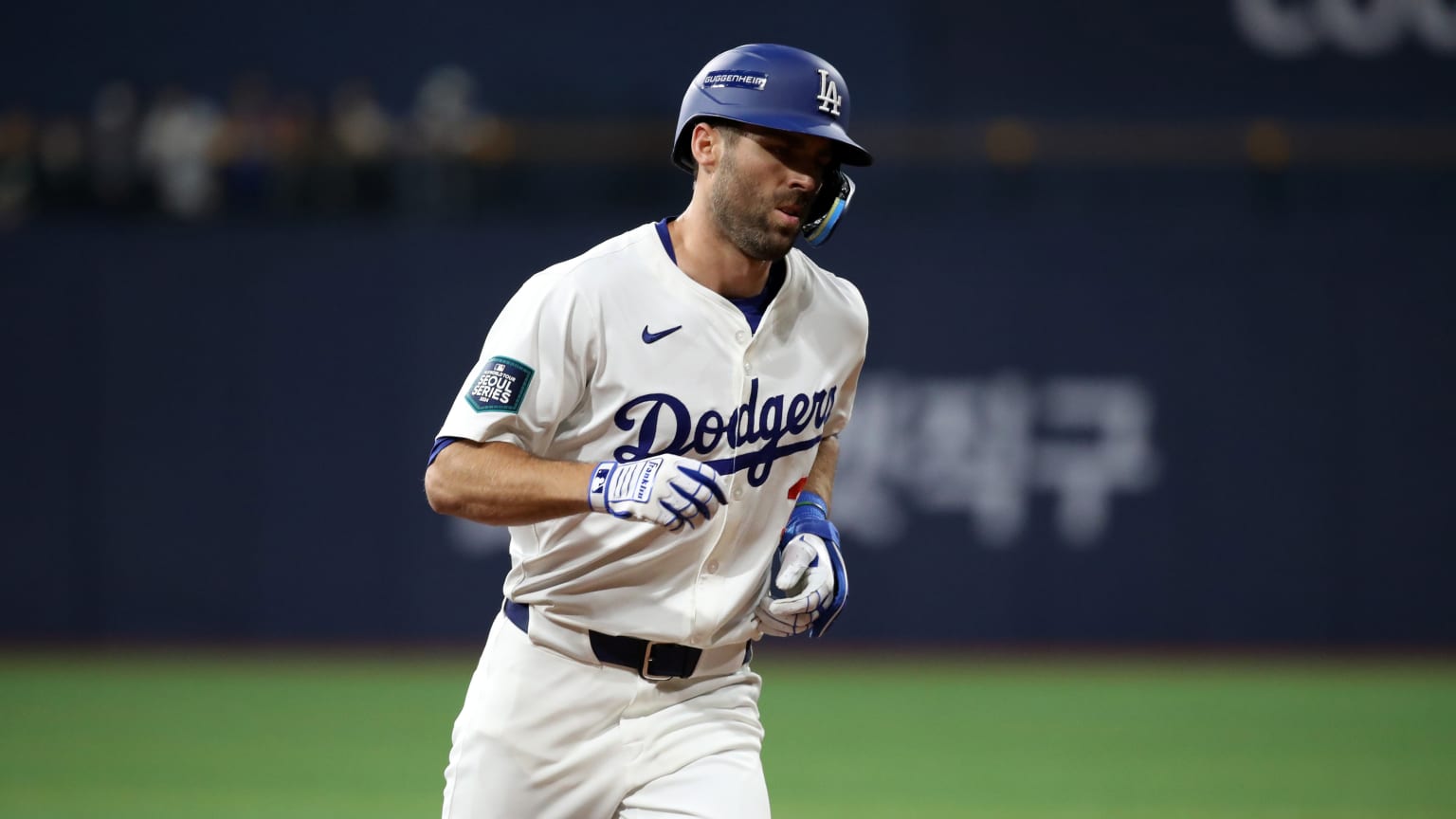 Chris Taylor hits a solo home run to right-center