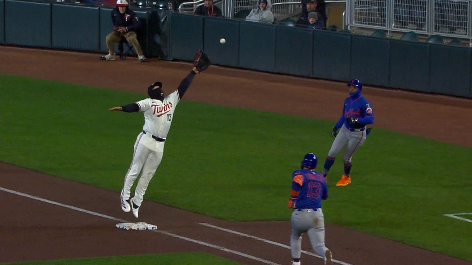 Mark Vientos scores on a throwing error | 04/14/2025 | New York Mets