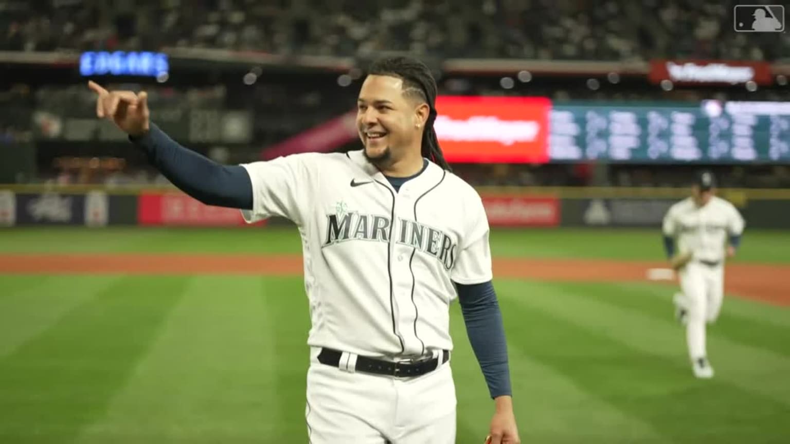 Luis Castillo guides Mariners past A's in series opener