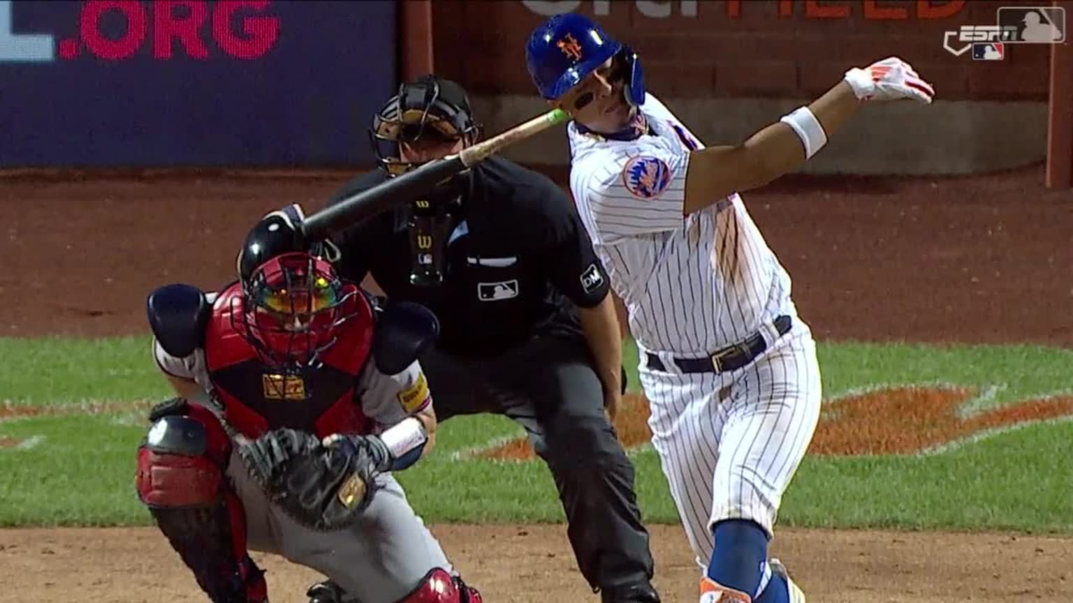 Sean Murphy gets hit by a bat but stays in the game 08/13/2023