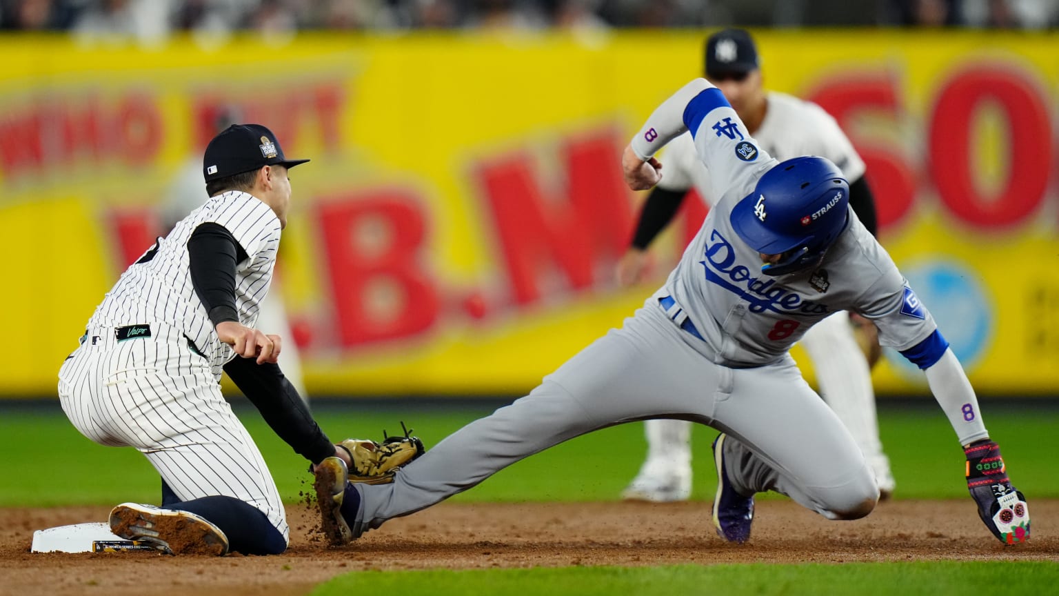 Yankees' strike‘emout, throw‘emout DP in 6th 10/28/2024 New
