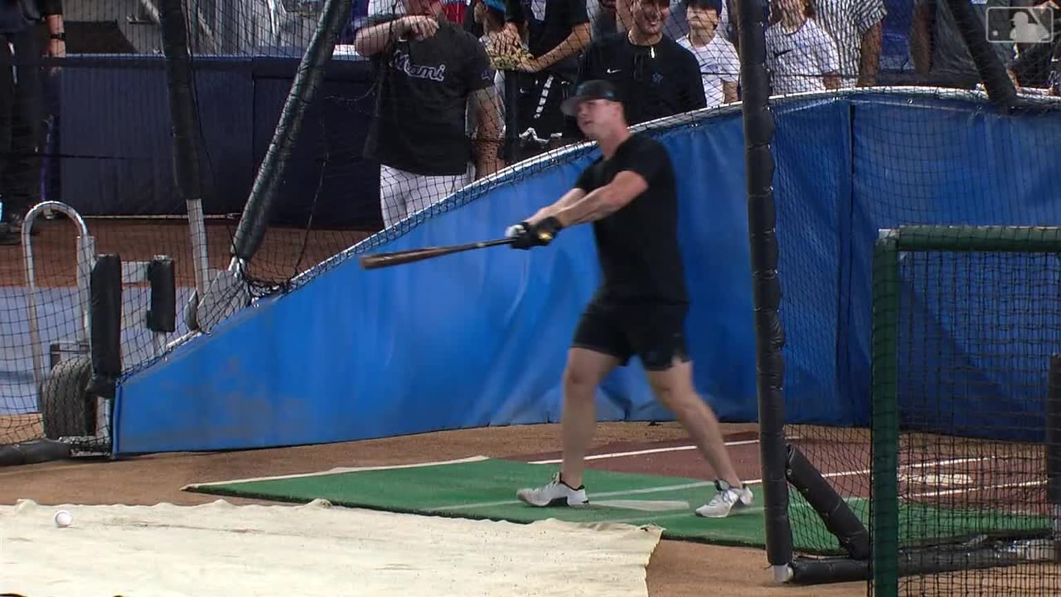 Kemp Alderman takes batting practice during pregame 07/21/2023