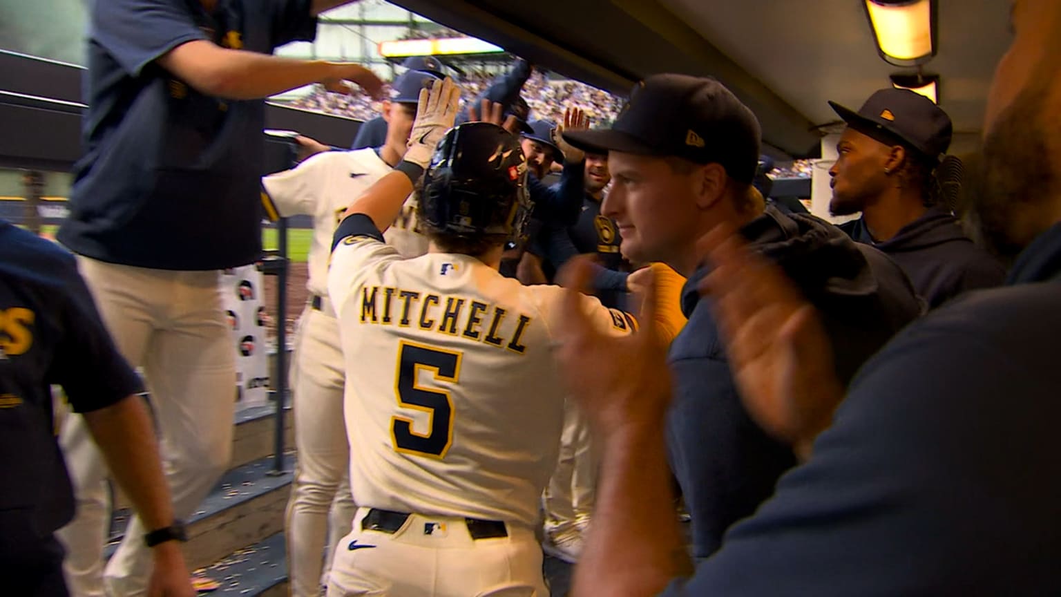 Garrett Mitchell scores on throwing error | 10/04/2026 | Milwaukee Brewers
