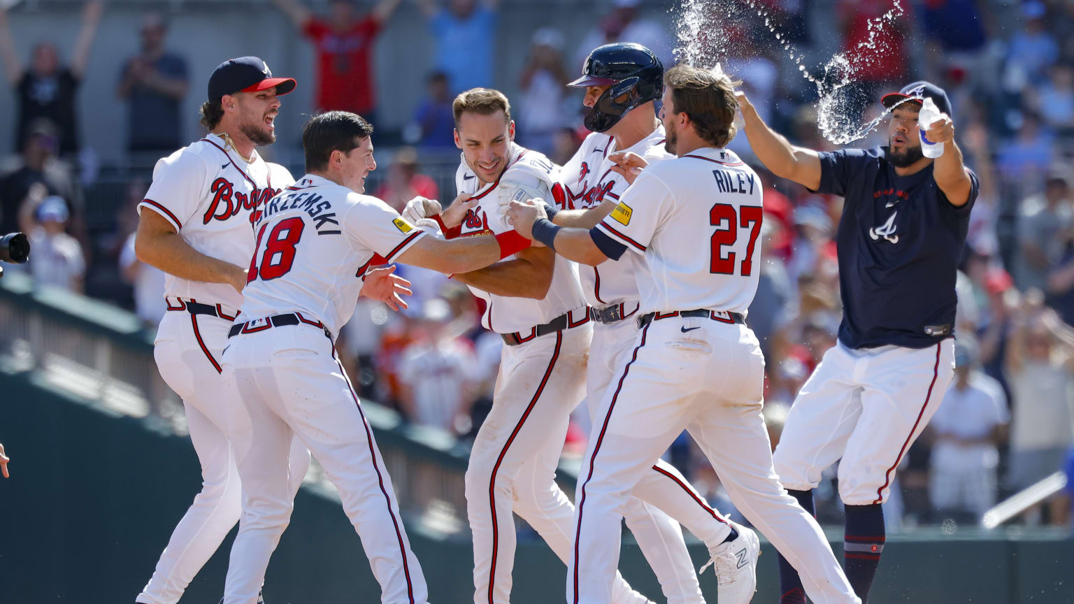 Matt Olson rips a walk-off single down the right field line to win it for the Braves in the bottom of the 10th inning