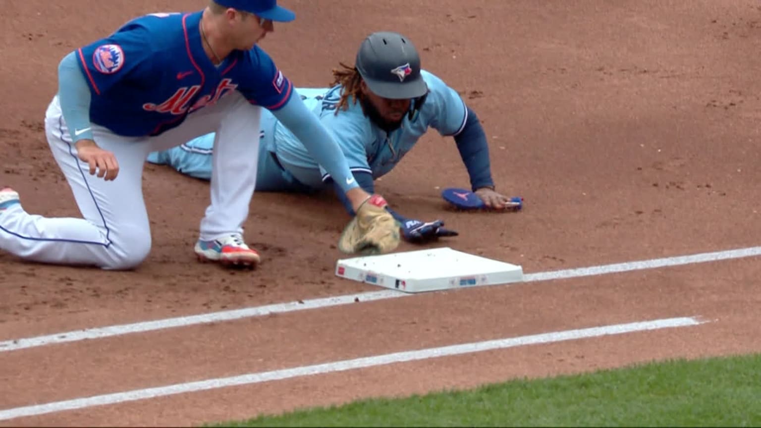 Francisco Alvarez nabs Vlad Jr. at first after review | 06/04/2023 | New York Mets