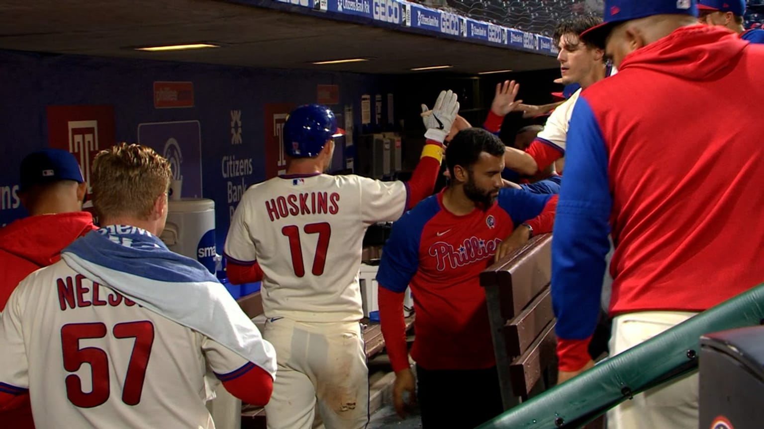 Rhys Hoskins lifts a sacrifice fly to right field | 09/11/2022 ...