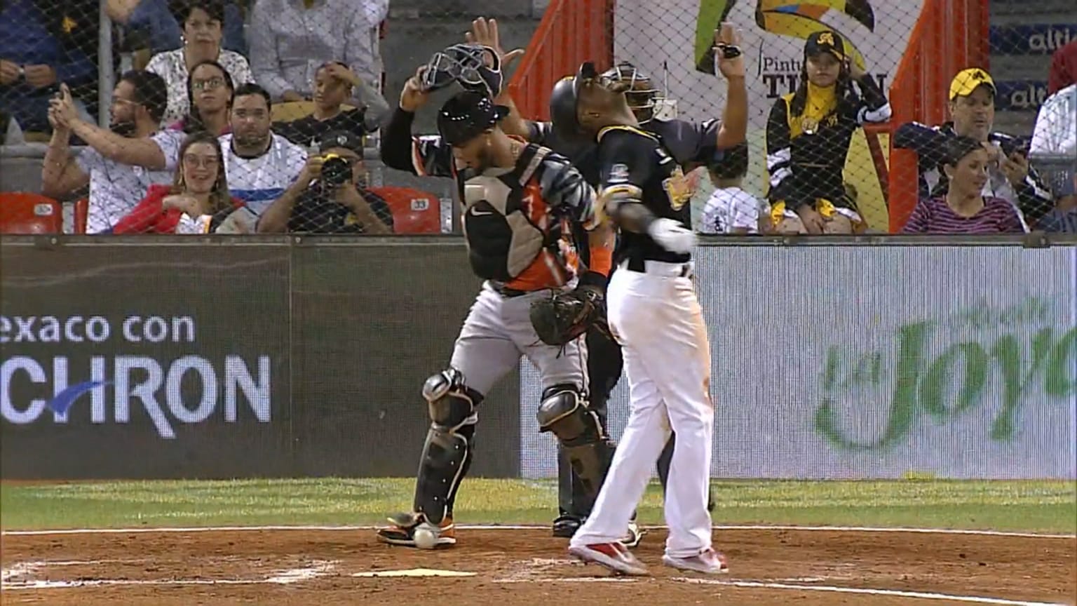 Víctor Robles leaves after being hit by a pitch 11/29/2022