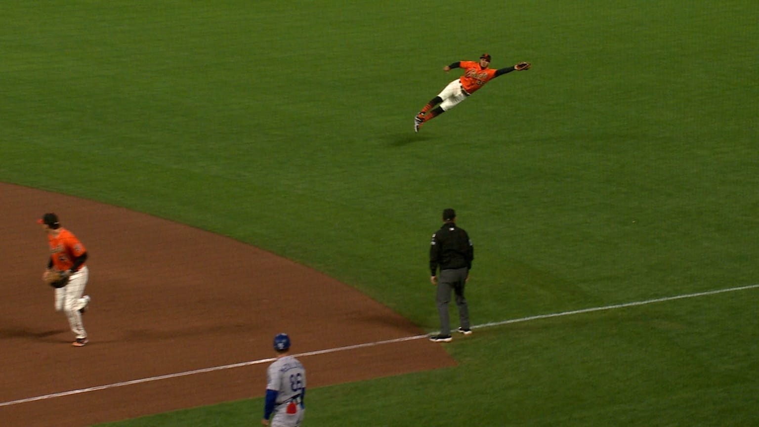 Thairo Estrada #39 s lays out to rob Max Muncy 09/16/2022 San Francisco