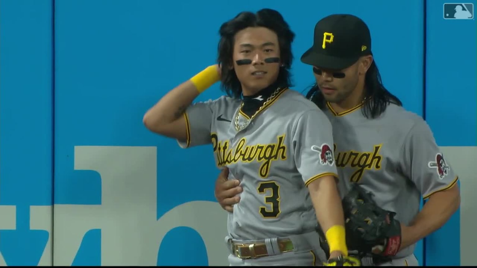 Ji Hwan Bae makes a magnificent grab in center 04/13/2023 Tampa Bay