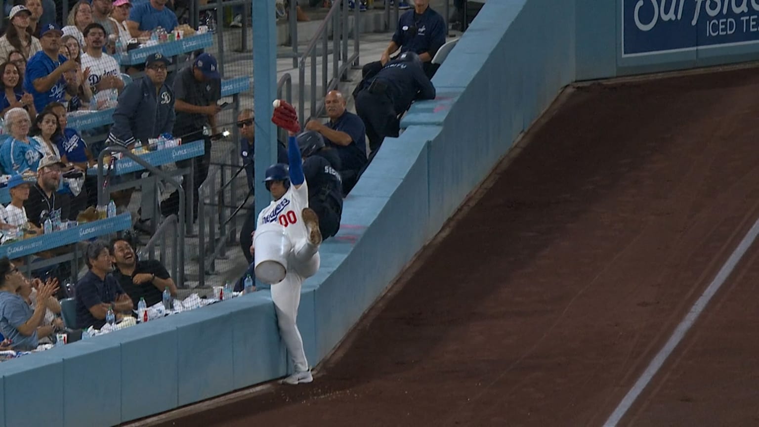 Dodgers' ball boy makes incredible, snow cone play | 09/23/2026 | Los ...