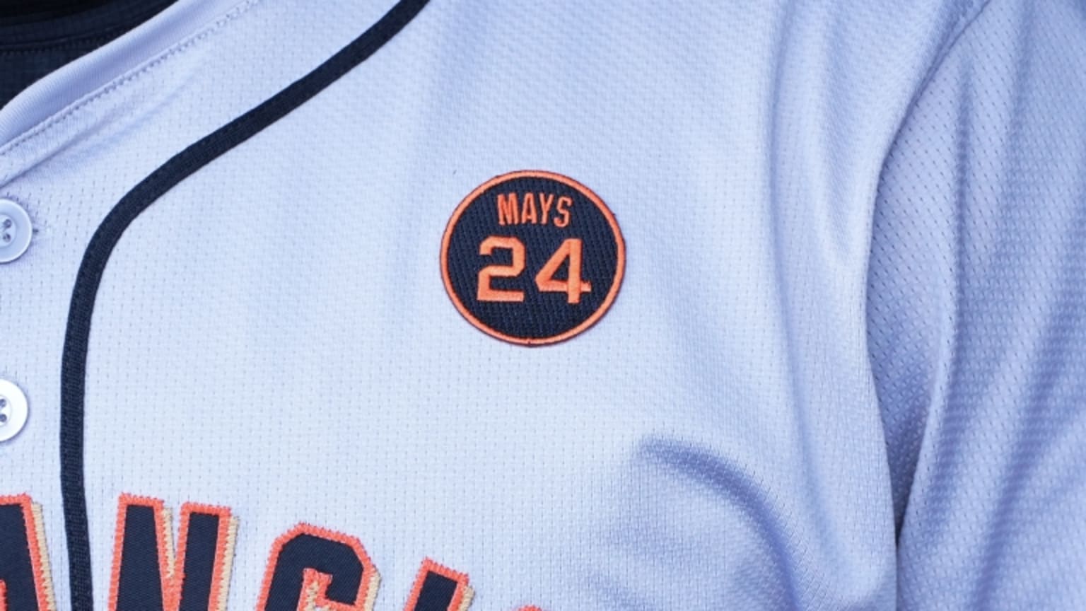 Giants commemorate Willie Mays with jersey patches